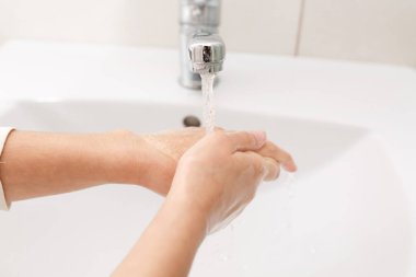 Banyoda ellerimi yıkıyorum..