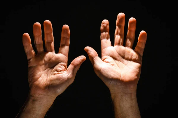 Рука людини на чорному тлі . — стокове фото
