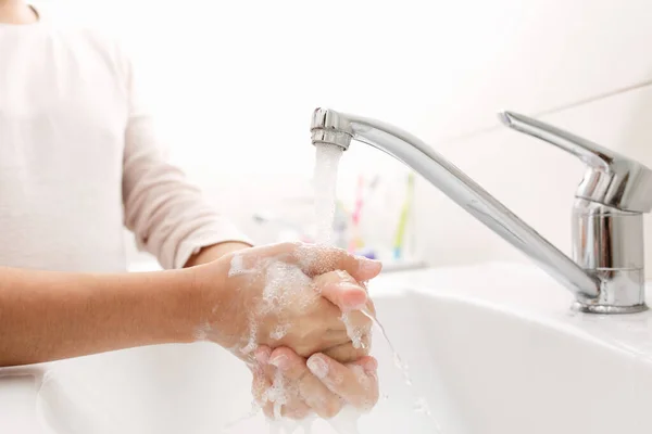 Мытье рук в ванной комнате. — стоковое фото