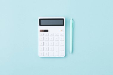 Kalemle birlikte dijital hesap makinesi.