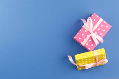 Hediye kağıdında masanın üstünde..