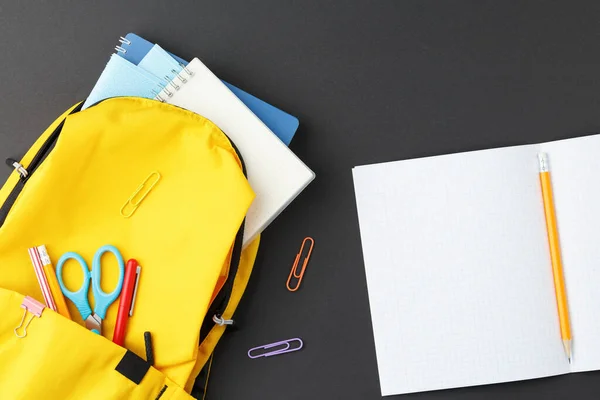 School supplies in a yellow backpack. — ストック写真