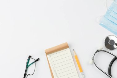 Stetoskop ve maskeli defter.