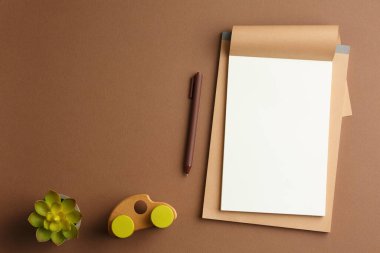 Tahta daktilo ve kalemle birlikte el yapımı albüm..