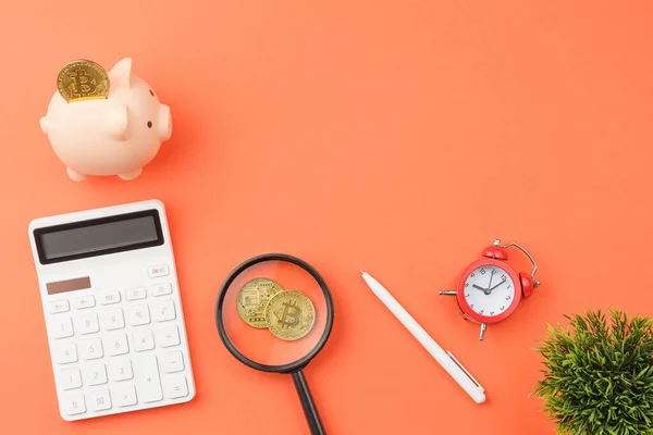 Hesap makinesi ofis masası görünümlü domuz kumbarası.