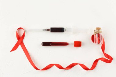 Kanserli bant, şırınga ve kan tüpü..