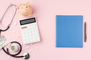 Masada para ve hap olan hesap makinesi..