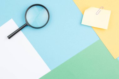 Büyüteçle renklendirilmiş kağıt arka plan