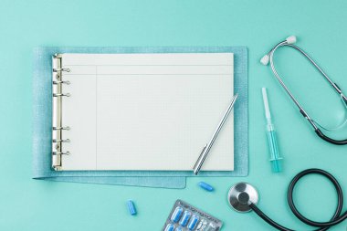 Masada tıbbi malzeme ve ilaçlar var..