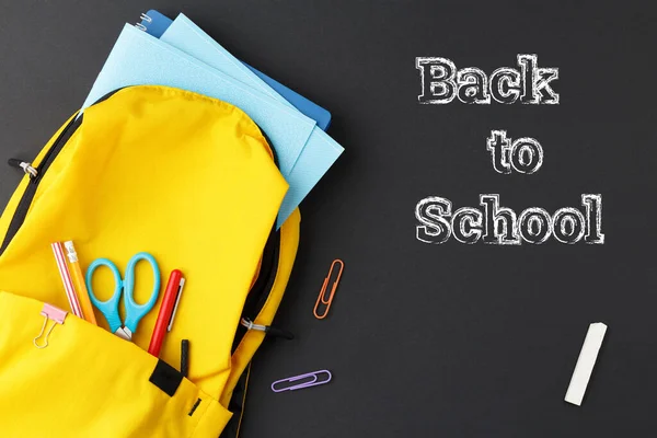 学校のために収集黄色のバックパック. — ストック写真