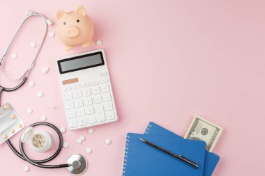 Paralı domuz kumbarası ve arka planda haplar.