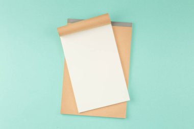 Yeşil arkaplan üzerine açık okul not defteri