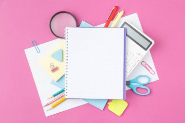 Okul malzemeleri masanın üstünde..