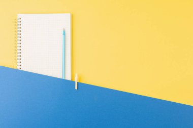 Ofis masasında kalem olan sarmal not defteri..