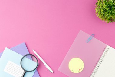 Masanın üzerinde kırtasiye malzemesi olan sarmal not defteri..