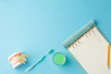 Ağız hijyenik aksesuarları olan dişçi masası..