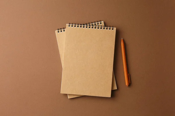 Cuaderno espiral con bolígrafo. — Foto de Stock