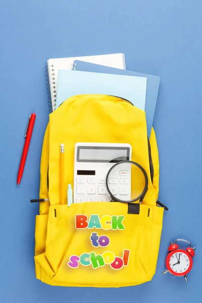 School backpack with stationery on the desk. — Stock Photo, Image