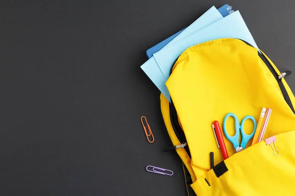 Gelber Rucksack für die Schule gesammelt. Stockbild