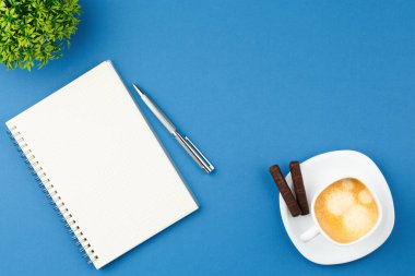 Not defterini kalem, kahve ve bitkiyle aç.