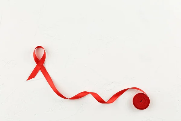 表に癌の赤いリボンのサイン. — ストック写真