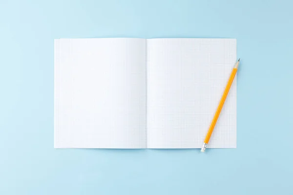 Cuaderno con lápiz en el escritorio de la escuela. — Foto de Stock