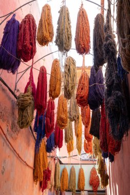 Marakeş 'te bir çarşıda boyanmış yün kurutuluyor.
