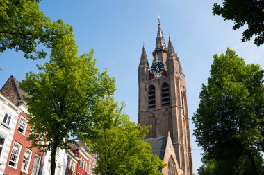 Eski kilise, 13. yüzyıl anıtı, kanaldan görüldü.