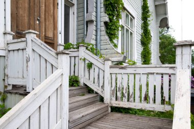 Tampere, Finlandiya 'da çürümüş ve boş bir ev. Beyaz boyalı tipik İskandinav ahşap mimarisi