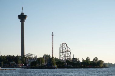 Nasinneula kulesiyle Sarkanniemi eğlence parkı, Tampere, Finlandiya 'da gün batımında deniz manzarası