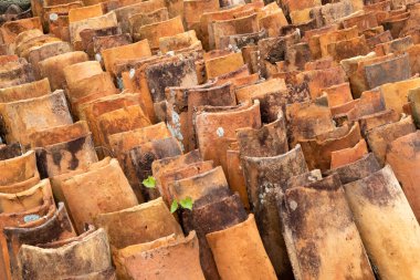 Eski çatı kiremitleri yığını