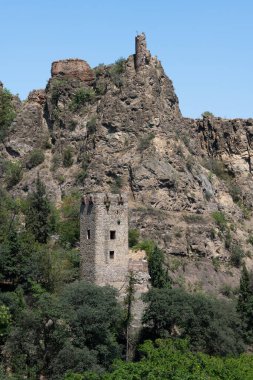 Narikala kalesinin dördüncü yüzyıldan kalma kalıntıları. Kalıntıları Gürcistan 'ın başkenti Tiflis' in yukarısındaki büyük bir kayanın üzerinde bulunuyor.