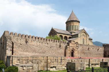 Mtskheta 'daki Svetitschoveli katedrali. Tiflis başkent olmadan önce Mtskheta Gürcistan 'ın eski başkentidir.