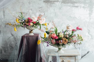 Komodinlerin üzerinde vazolarda iki buket çiçek, Canon 5 d mark III.