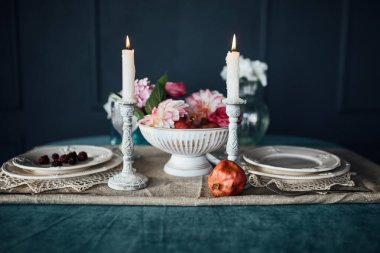 Mumlarla birlikte sörf masası.