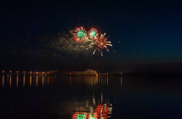 Фейерверк. праздничный салют