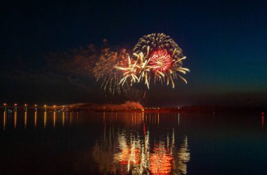 Havai fişekler. Şenlik selamı