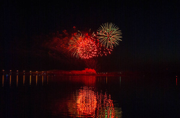Фейерверк. праздничный салют
