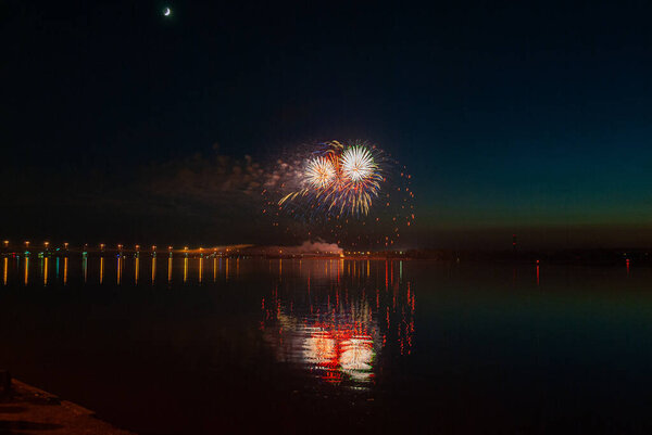 Фейерверк. праздничный салют