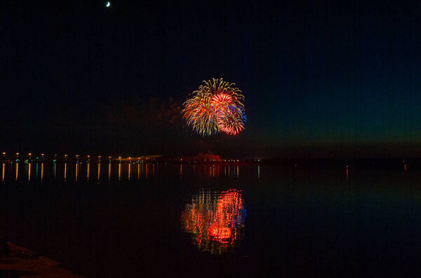 Фейерверк. праздничный салют