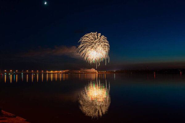 Фейерверк. праздничный салют