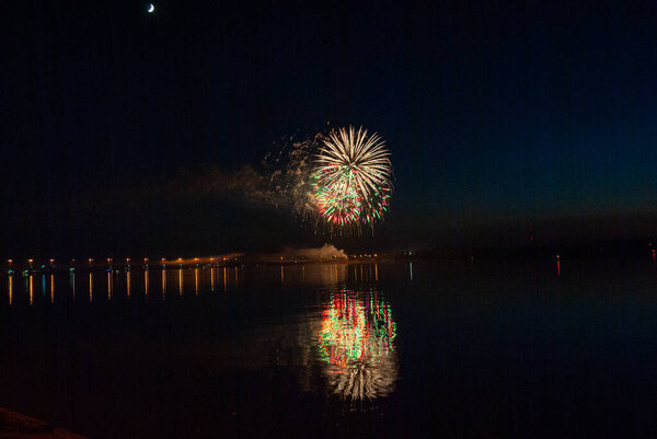 Фейерверк. праздничный салют
