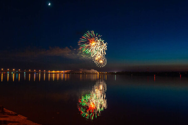 Фейерверк. праздничный салют