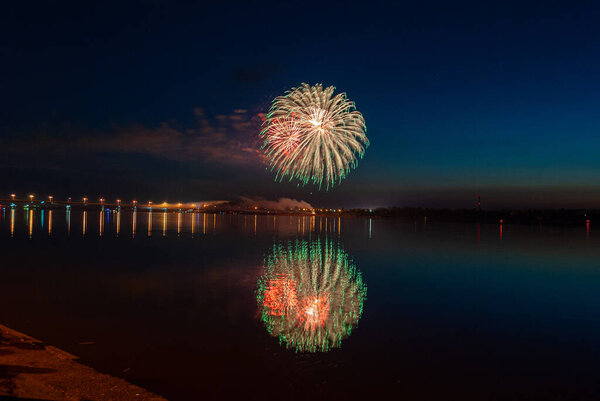 Фейерверк. праздничный салют