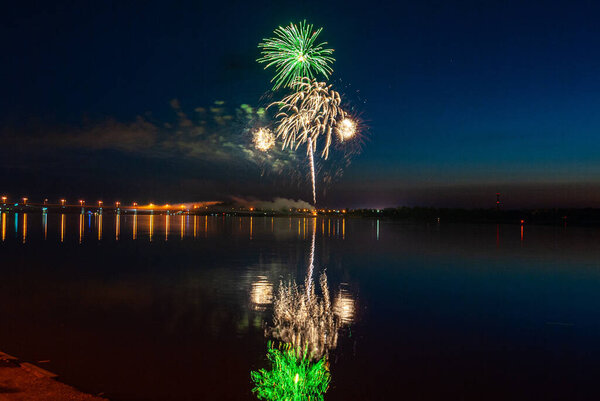 Фейерверк. праздничный салют