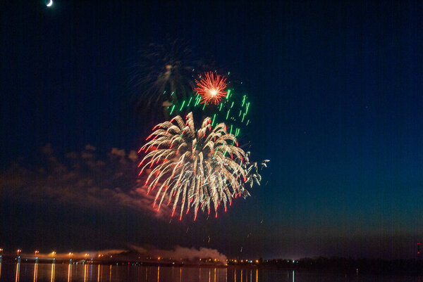 Фейерверк. праздничный салют