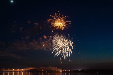Havai fişekler. Şenlik selamı