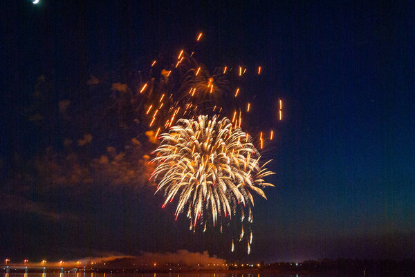 Фейерверк. праздничный салют