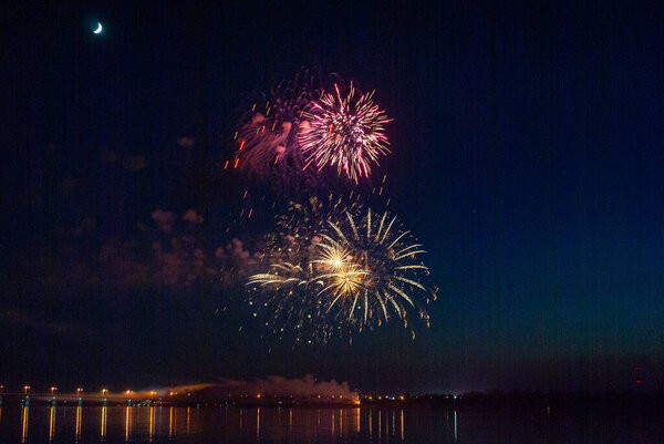 Фейерверк. праздничный салют