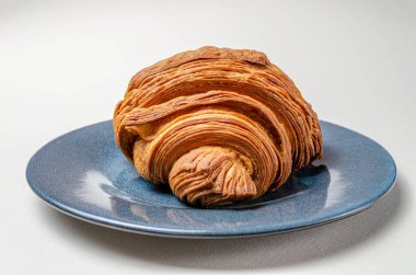 Çilekli ve çikolatalı kruvasan.